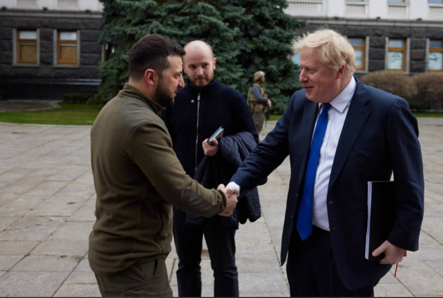Primeiro-ministro britânico, Boris Johnson, encontra presidente Volodymyr Zelenskiy em Kiev