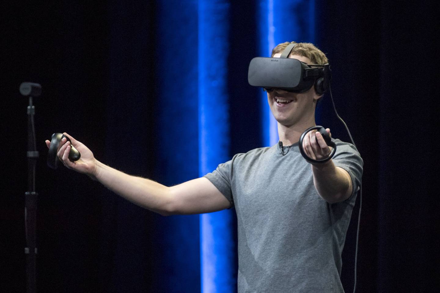 Mark Zuckerberg, CEO y fundador de Facebook Inc. muestra un casco de realidad virtual (VR) Oculus Rift y los controladores Oculus Touch mientras hace una demostración durante el evento Oculus Connect 3 en San José, California, Estados Unidos, el jueves 6 de octubre de 2016.