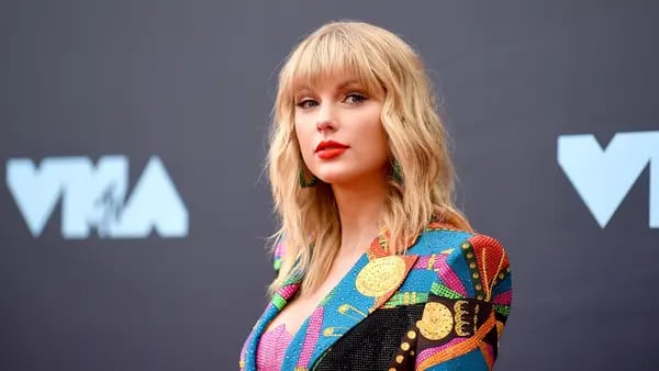 Taylor Swift en México impulsa la demanda por bolsas transparentesdfd