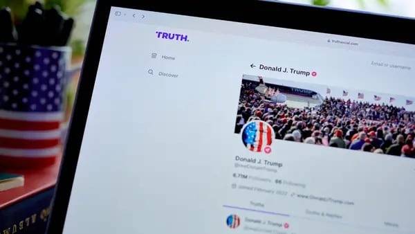 Volatilidad sacude a la empresa de redes sociales de Trump en su debut en bolsadfd