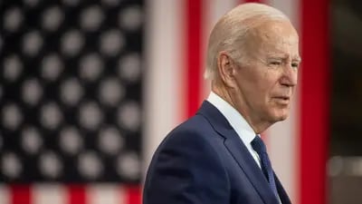 El presidente de EE.UU., Joe Biden, habla en la planta de fabricación de trenes motrices del Grupo Volvo en Hagerstown, Maryland, EE.UU., el viernes 7 de octubre de 2022.