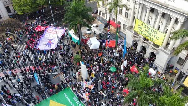 Leitura de manifestos em defesa da democracia reuniu uma multidão na Faculdade de Direito da USP, em São Paulo