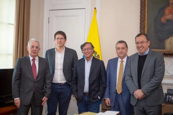 Reunión entre los miembros del Gobierno, en cabeza del presidente Gustavo Petro, y la oposición, liderada por el exmandatario Álvaro Uribe.