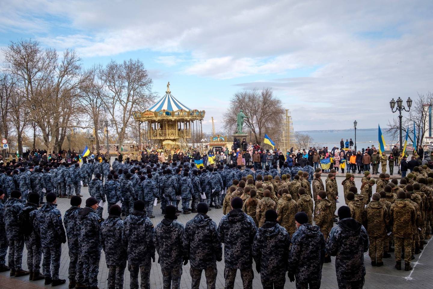 Agentes de policía y soldados ucranianos asisten a un mitin en Odessa. La ciudad portuaria, situada en la orilla noroeste del Mar Negro, tiene más de un millón de habitantes y está a un corto salto por mar de Crimea.