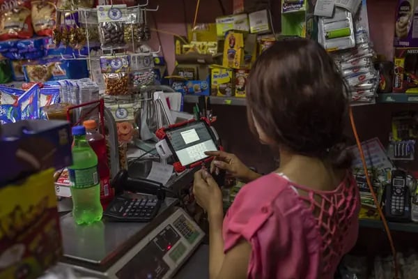 Una empleada usa el sistema de pago electrónico CoDi en una tienda en Tulancingo, estado de Hidalgo, México, en septiembre de 2019.