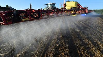 União Europeia quer reduzir uso de pesticidas pela metade até 2030dfd