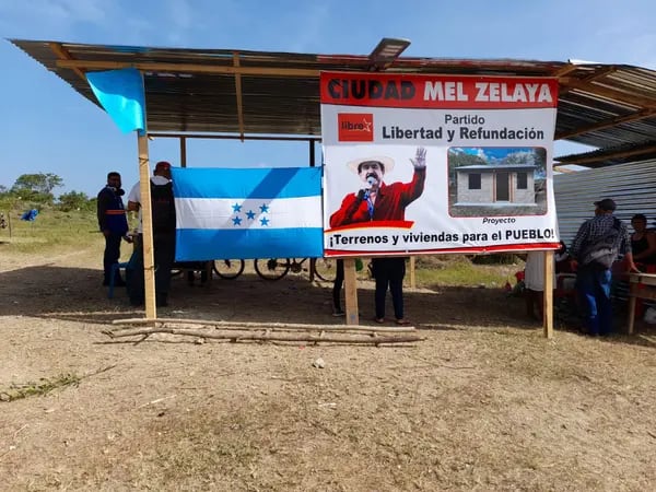 La pancarta que anuncia Ciudad Mel Zelaya en un predio en Choluteca. Empresarios acusan al movimiento involucrado de invasores.