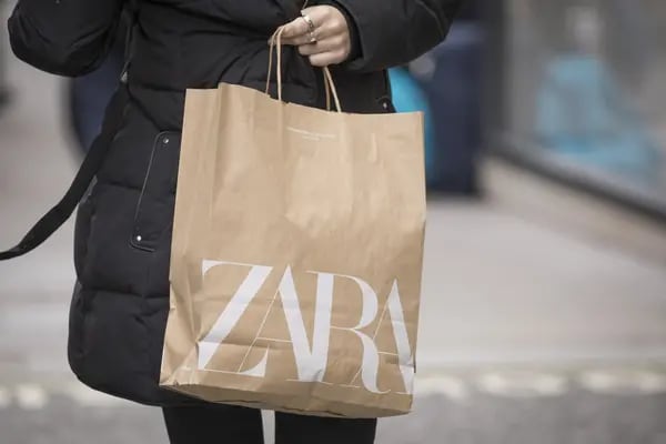 Un peatón lleva una bolsa de compras de una tienda de moda Zara, operada por Inditex SA, en Londres, Reino Unido, el lunes 10 de febrero de 2020. Fotógrafo: Jason Alden/Bloomberg