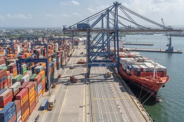 Contenedores son descargados de un buque de carga en la terminal de la Sociedad Portuaria Regional de Cartagena (SPRC) en el Puerto de Cartagena en Cartagena, Colombia, el jueves 9 de diciembre de 2021.