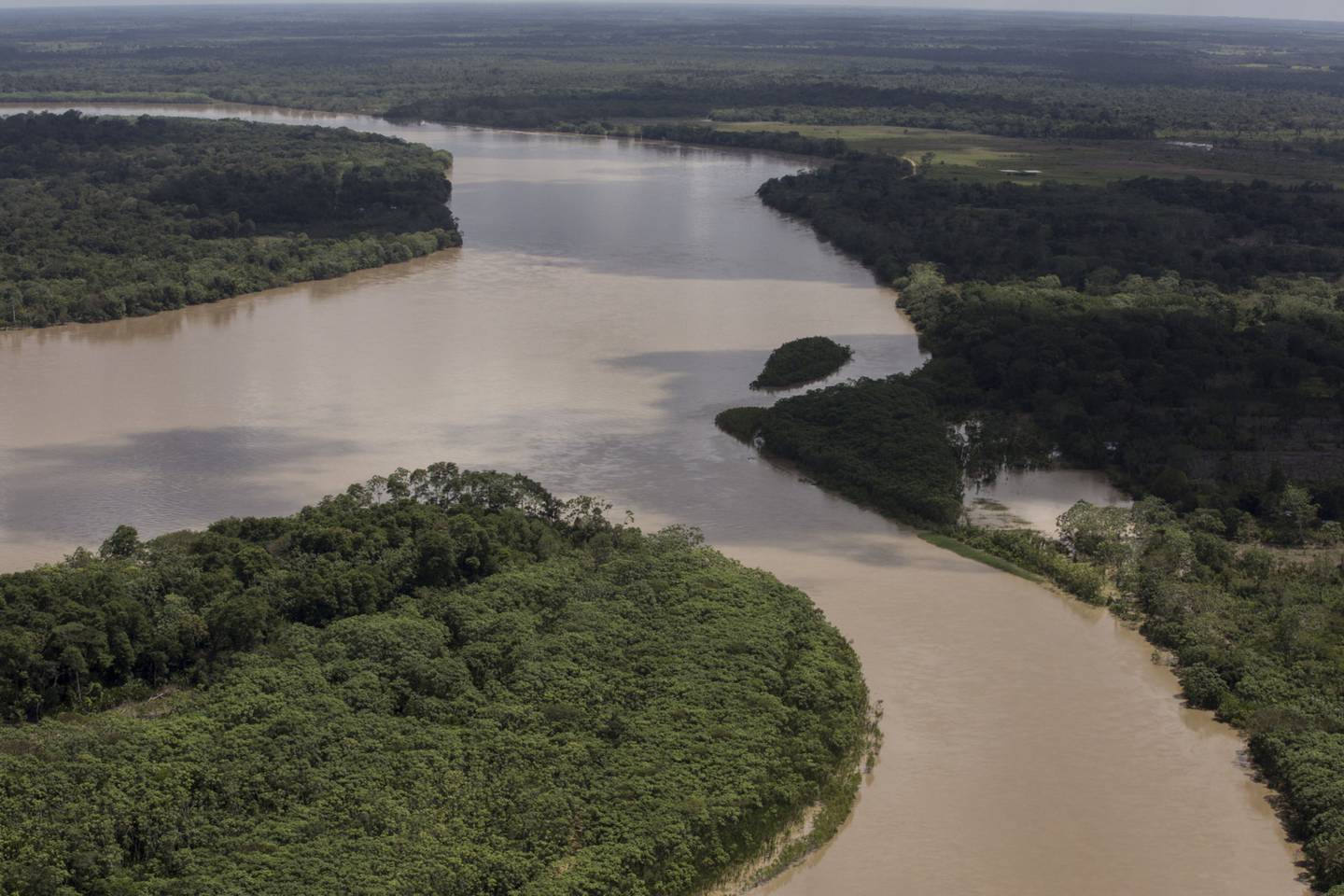 Un río fluye a través del Parque Nacional Chiribiquete en esta fotografía aérea tomada sobre San José del Guaviare, Colombia. Fotógrafo: Nicolo Filippo Rosso / Bloomberg