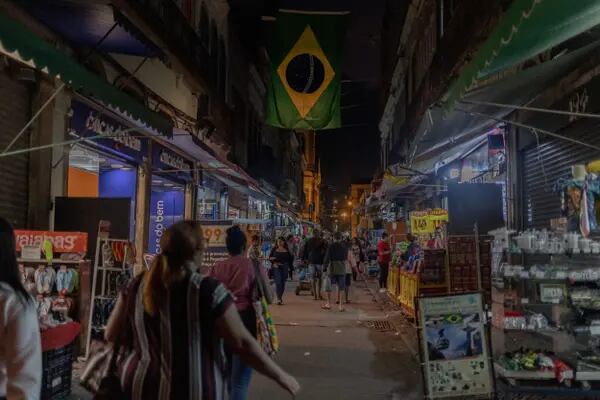 Compradores en el Mercado Municipal de Uruguaiana en Río de Janeiro, Brasil