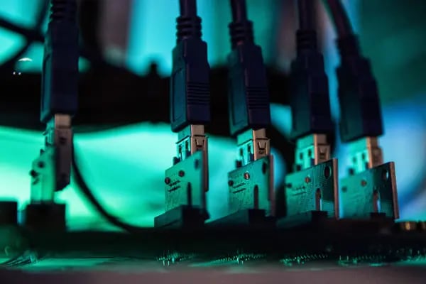 Unas luces iluminan los cables USB del interior de un ordenador 'mining rig', utilizado para minar criptomonedas