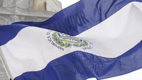 Los bonos de El Salvador repuntan tras la promesa de Bukele de negociar con el FMIdfd