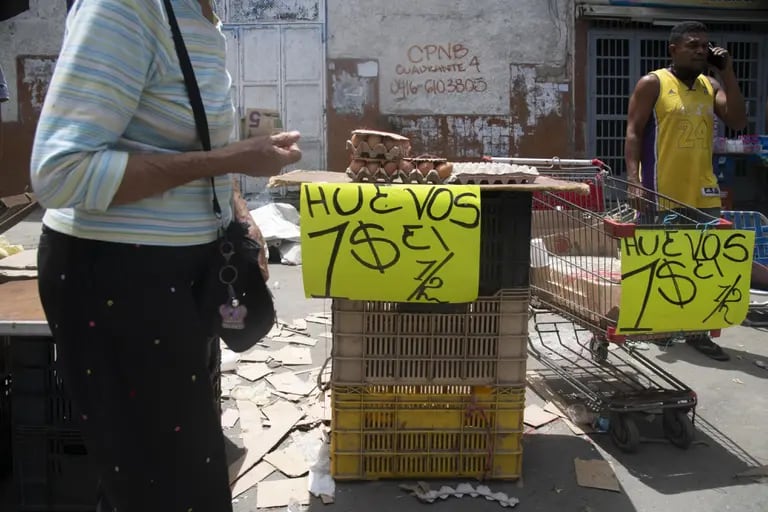 Un vendedor de huevos en las afueras del mercado municipal de Quinta Crespo en Caracas, Venezuela, el sábado 12 de junio de 2021. dfd