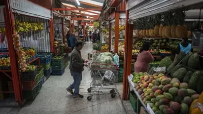 Un comprador en un mercado de alimentos en Bogotá, Colombia, el jueves 30 de marzo de 2023.
