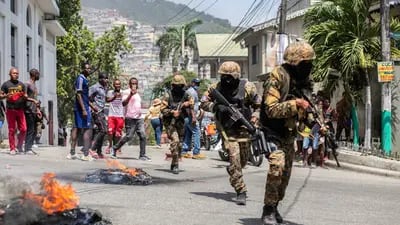 Ciudadanos de Haití participan de una protesta después del asesinato del presidente Jovenel Moïse.