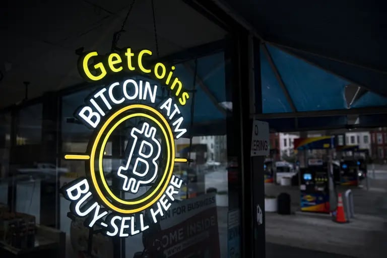 Cartel de un cajero automático de Bitcoin en una gasolinera de Washington, DC, EE UU, el jueves 19 de enero de 2023. dfd