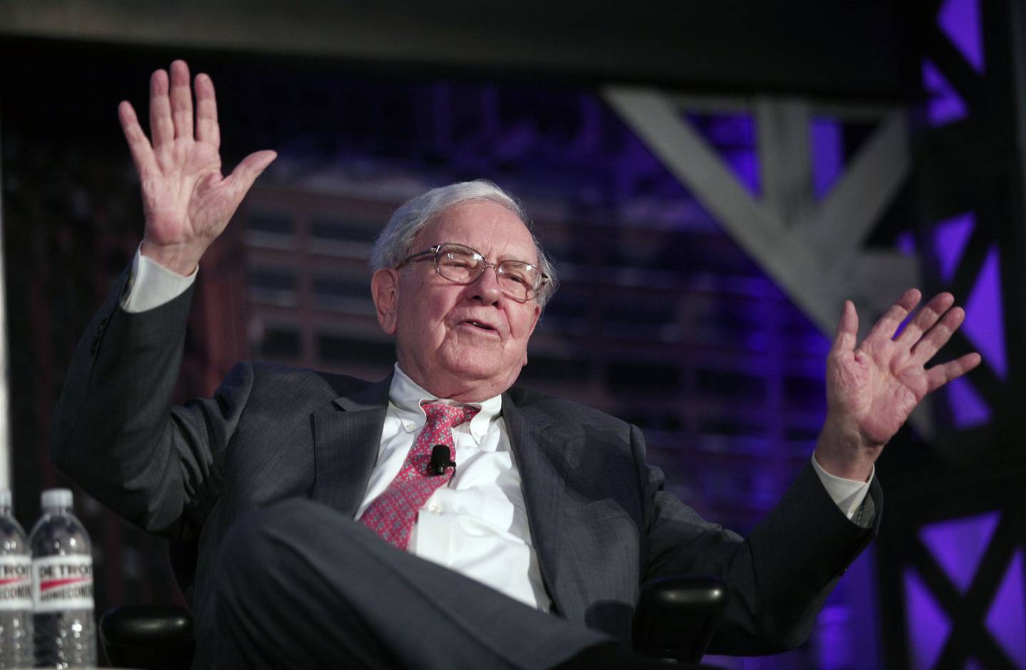Buffett respondeu dizendo que as empresas da Berkshire lidam com suas decisões de trabalho individualmente