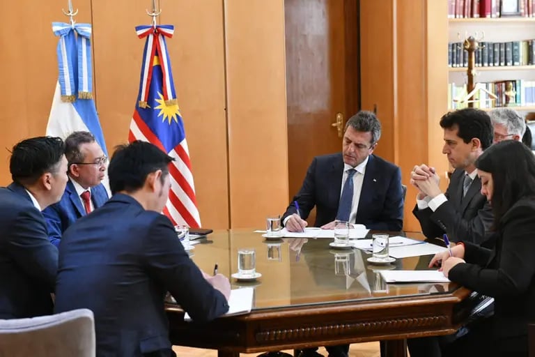 En septiembre del 2022, las autoridades de Malasia y Petronas alcanzaron un acuerdo con el Gobierno argentino e YPF dfd