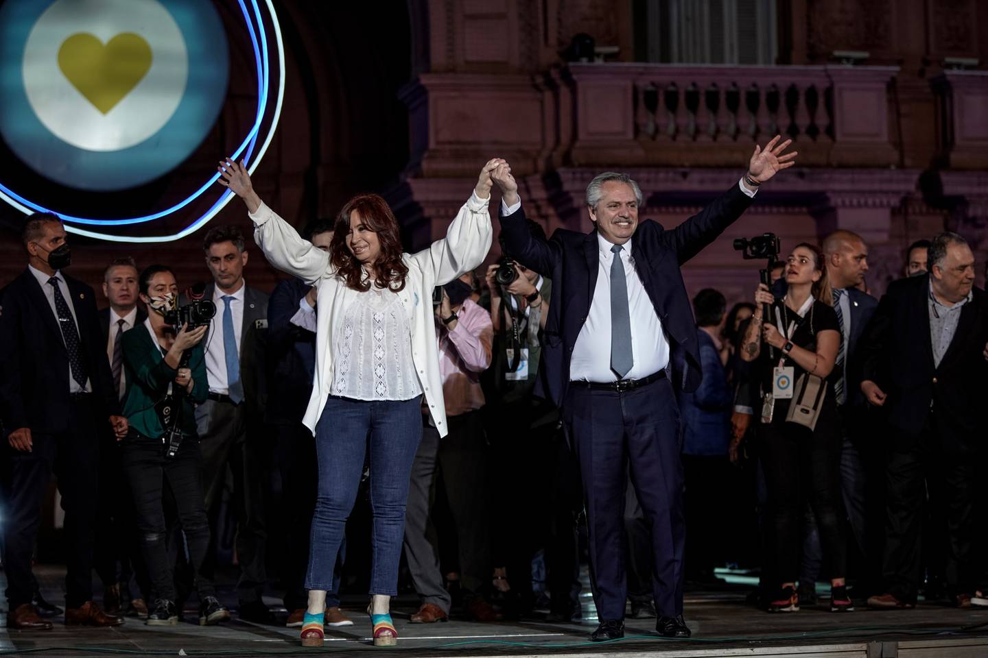 Cristina Fernández de Kirchner, vicepresidenta de Argentina, y Alberto Fernández, presidente de Argentina, saludan a la multitud en un evento en Buenos Aires, Argentina, el viernes 10 de diciembre de 2021. Foto: Sarah Pabst/Bloomberg
