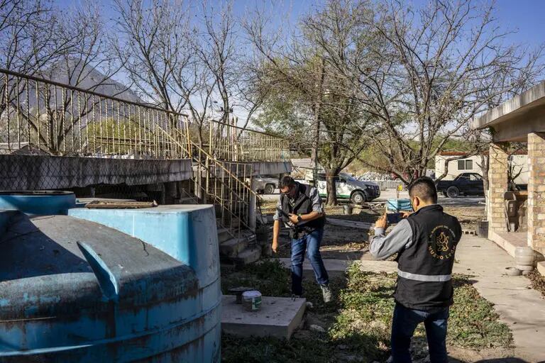Environmental regulation inspectors put water closure seals due to non-compliance in General Escobedo, Nuevo Leon.dfd