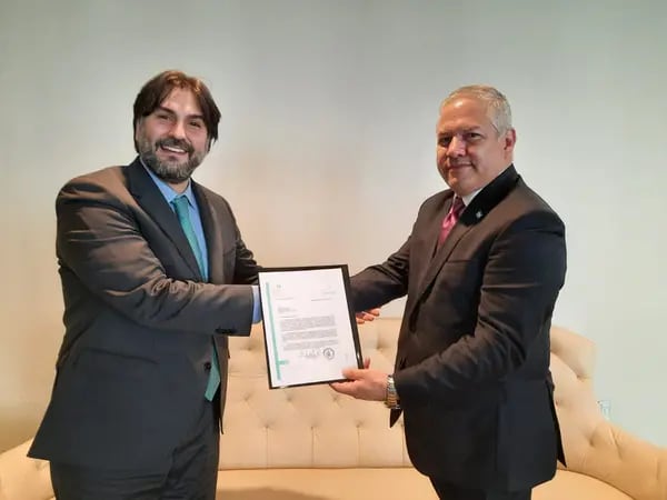 El canciller hondureño Enrique Reina presentó la solicitud formal de ingreso a Ángel Cárdenas Sosa, del CAF.