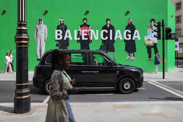 Balenciaga organiza su desfile de primavera en la Bolsa de Nueva Yorkdfd