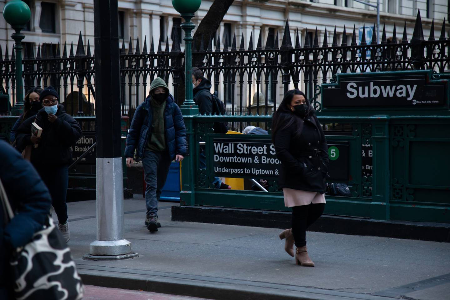 Los peatones pasan por la estación de metro de Wall Street, cerca de la Bolsa de Nueva York (NYSE), en Nueva York, Estados Unidos, el lunes 28 de febrero de 2022.