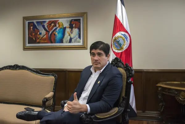 El presidente de Costa Rica durante una entrevista en abril de 2021 con Bloomberg.