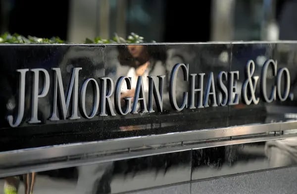 Cartel de JPMorgan Chase & Co. en el exterior de la sede de la empresa en Nueva York, Estados Unidos.