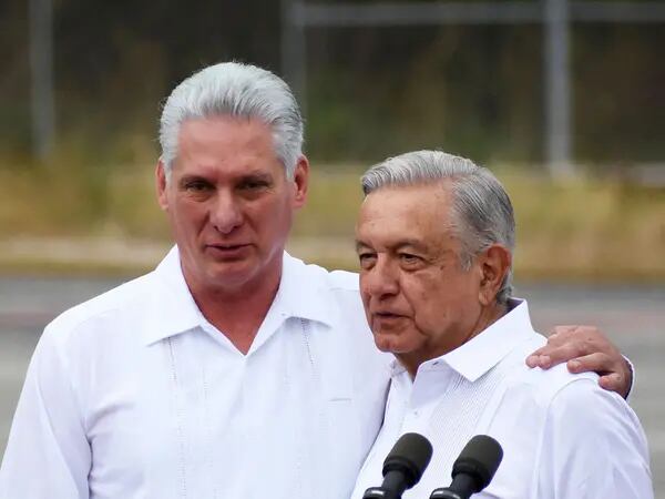 Andres Manuel Lopez Obrador, right, and Miguel Diaz-Canel. Photographer: Michael Balam/AFP/Getty Images
