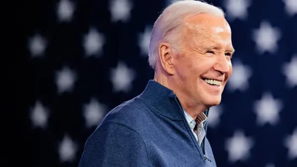 Biden lanza bombardeo publicitario de US$30 millones bromeando sobre su edaddfd