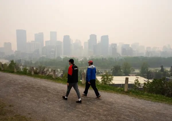 Calgary sofocada por el humo de los incendios forestales en el centro energético de Canadá