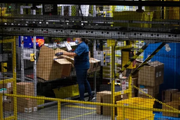 Un trabajador clasifica la mercancía en un centro de distribución de Amazon durante el Ciberlunes en Robbinsville, Nueva Jersey, Estados Unidos.