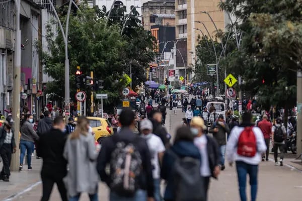 Peatones a lo largo de una calle en Bogotá, Colombia, el lunes 7 de febrero de 2022.