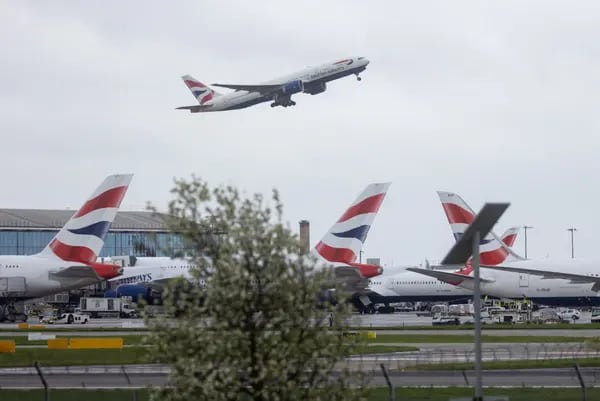 Un vuelo de British Airways desde el aeropuerto londinense de Heathrow. Fotógrafo: Chris Ratcliffe/Bloomberg