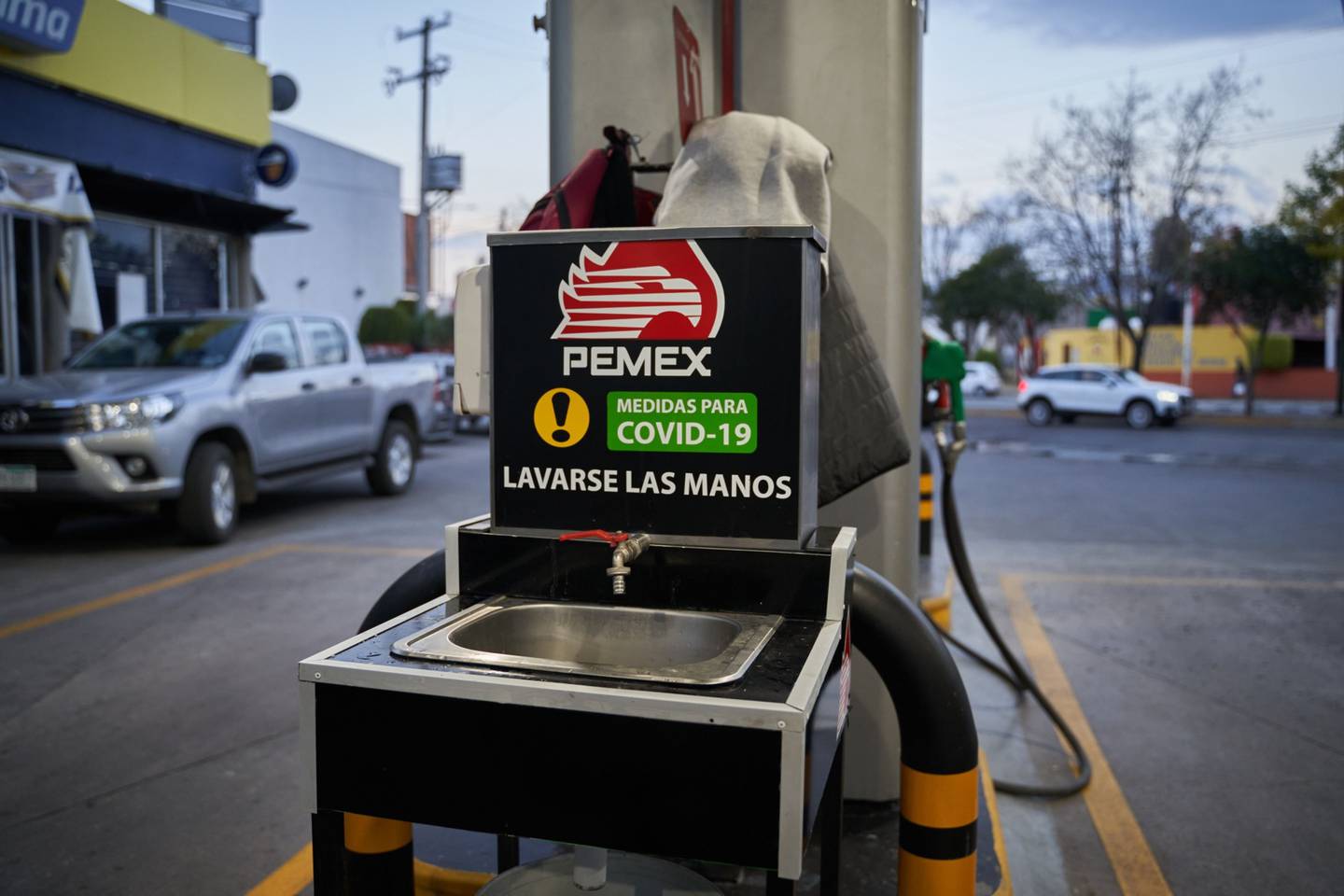 Un letrero informa a los clientes lavarse las manos como medida de precaución contra el Covid-19 en un lavabo de una gasolinera de Petróleos Mexicanos (Pemex).
