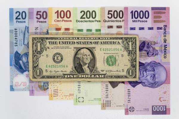 Dólar en México cae tras comentarios del presidente de la Reserva Federal dfd