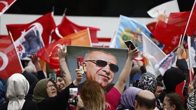 Partidarios de Recep Tayyip Erdogan ondean banderas mientras esperan los resultados de la segunda vuelta de las elecciones presidenciales turcas frente a la residencia del presidente en Estambul, Turquía, el 28 de mayo de 2023.