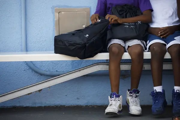 Un estudiante sostiene mochilas durante un evento de distribución de material escolar en la escuela primaria Compton Avenue en Los Ángeles, California, Estados Unidos, el miércoles 19 de agosto de 2020. Fotógrafo: Patrick T. Fallon/Bloomberg