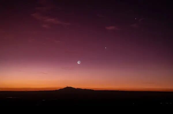 La conjunción de la Luna, Venus y Júpiter desde el desierto de Atacama, Chile.