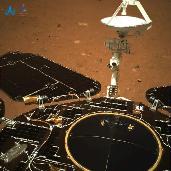 Paneles solares y la antena del Zhurong se despliegan mientras el rover se posa en su módulo de aterrizaje sobre la superficie de Marte en 2021.  Fuente: CNS/CNSA/AFP/Getty Images