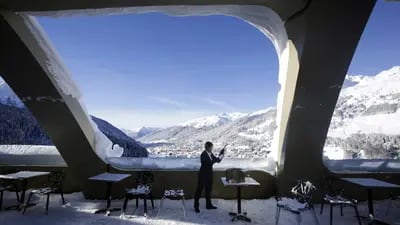 Garçom prepara garrafa de champanhe no terraço do bar do Hotel InterContinental, em Davos. Fotógrafo: Matthew Lloyd/Bloomberg