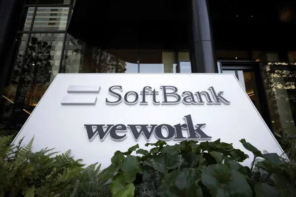 Señalización para SoftBank Corp. y WeWork Companies Inc. fuera del edificio Tokyo Portcity Takeshiba, que alberga la sede de SoftBank Group, en Tokio, Japón, el viernes 5 de febrero de 2021.