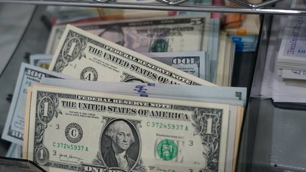 Dólar blue rompe barrera de los $300 por primera vez desde la llegada de Sergio Massadfd