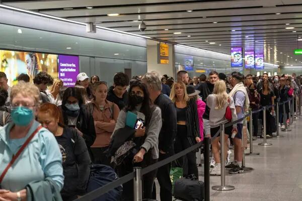 LONDRES, INGLATERRA - 01 DE JUNIO: Viajeros esperan en una larga cola para pasar el control de seguridad en Heathrow el 1 de junio de 2022 en Londres, Inglaterra. (Foto de Carl Court/Getty Images)