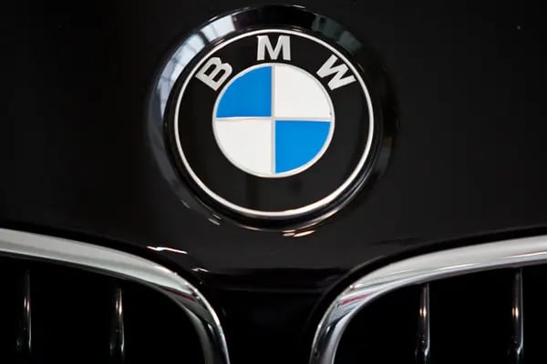 Emblema de BMW sobre un automóvil