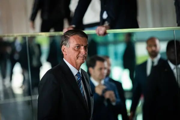 Jair Bolsonaro sale después de hablar durante una conferencia de prensa en el Palacio de Alvorada en Brasilia, Brasil, el martes 1 de noviembre de 2022.