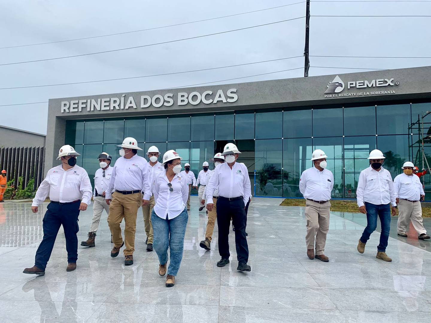 La titular de la Secretaria de Energía (Sener), Rocío Nahle, camina afuera de un edificio administrativo de la refinería de Dos Bocas (Foto: Sener).