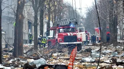 Los bomberos trabajan para contener un incendio en el complejo de edificios que alberga el servicio de seguridad regional SBU de Kharkiv y la policía regional, supuestamente afectados durante los recientes bombardeos de Rusia, en Kharkiv el 2 de marzo de 2022.  Fotógrafo: Sergey Bobok/AFP/Getty Images